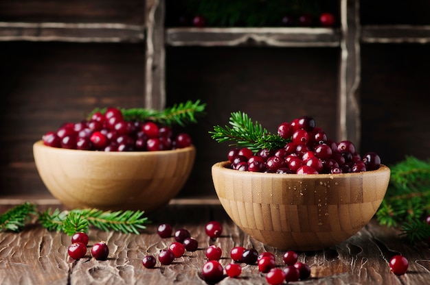 Verse rode cranberry op de vintage tafel