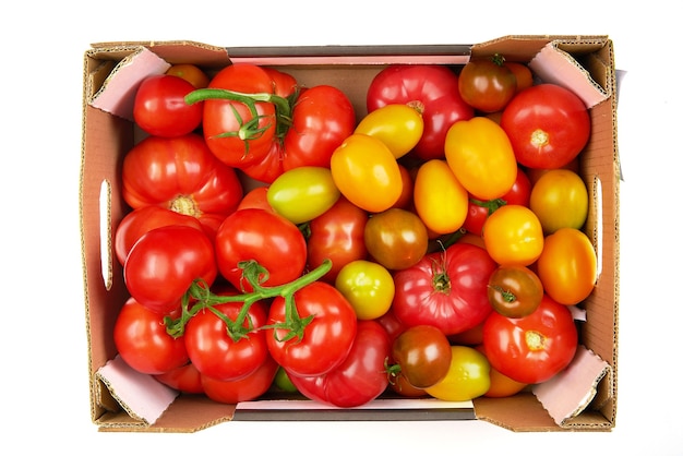 Verse rode en gele tomaten in een doos