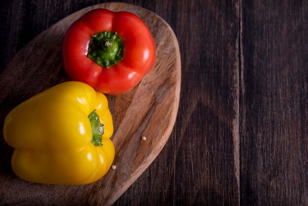 Verse rode gele en groene paprika's op houten tafel horizontaal