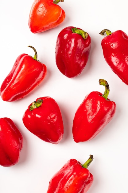 Verse rode paprika op witte achtergrond