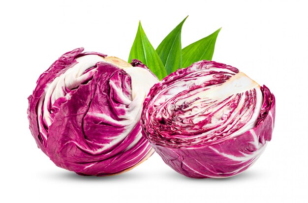 Verse rode radicchio die op wit wordt geïsoleerd