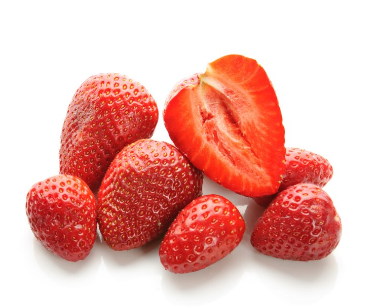 Foto verse rode rijpe aardbeien geïsoleerd op wit