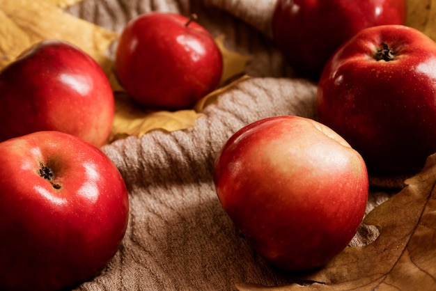 Verse rode rijpe appels die op tafeloppervlak strooien