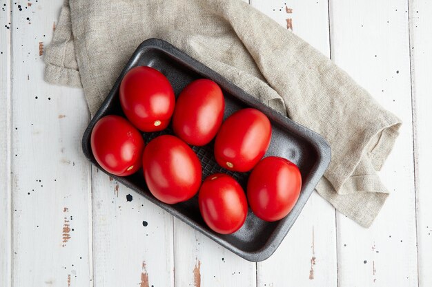 Verse rode tomaten, close-up van verse, rijpe tomaten op houten achtergrond