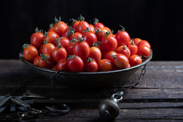 Verse rode tomaten doos op houten tafel