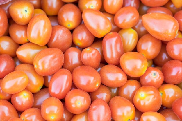 Verse rode tomaten in de markt