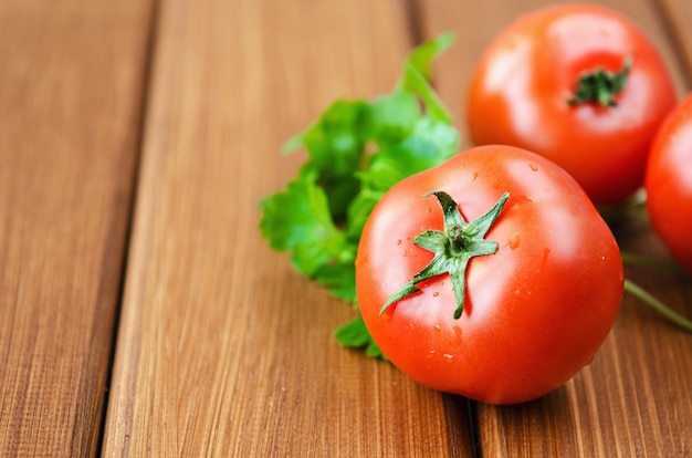 Verse rode tomaten op een houten tafel