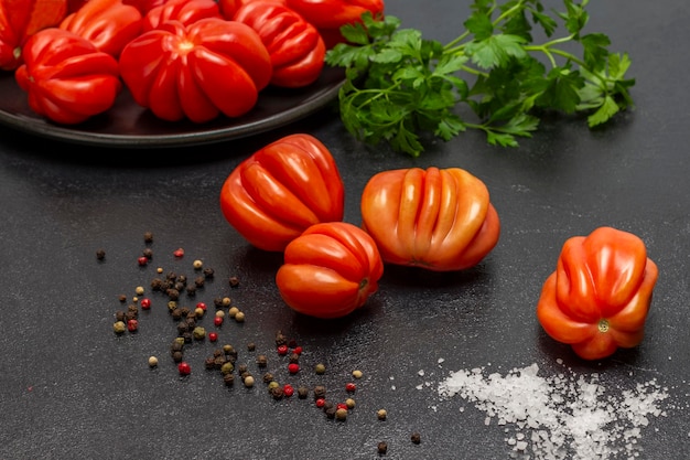 Verse rode tomaten peterselie takje zout en piment