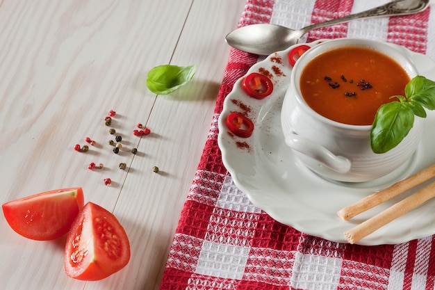 Verse rode tomatengazpacho soep op lijst met ingrediënten. Bovenaanzicht, close-up, verse natuurlijke producten