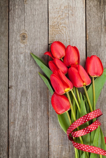 Verse rode tulpen boeket over houten tafel achtergrond