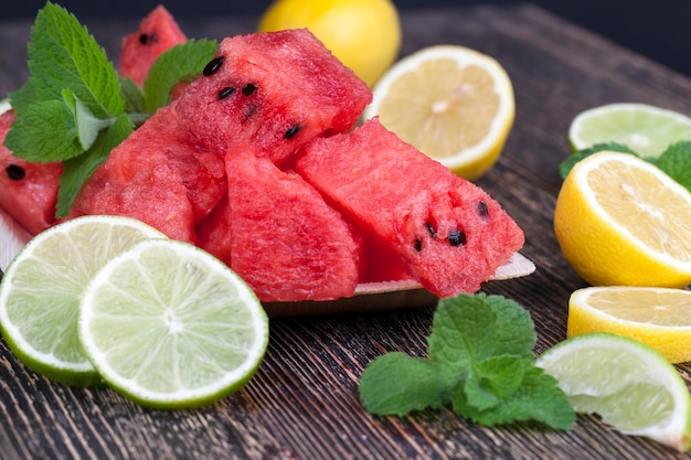 verse rode watermeloen in stukken gesneden watermeloon met munt citroen en limoen