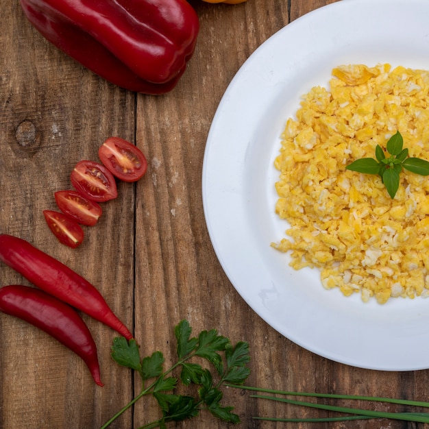 Verse roereieren op witte plaat op ontbijttafel