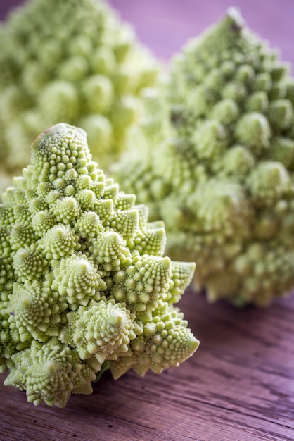 Verse romanesco-broccoli op de houten raad