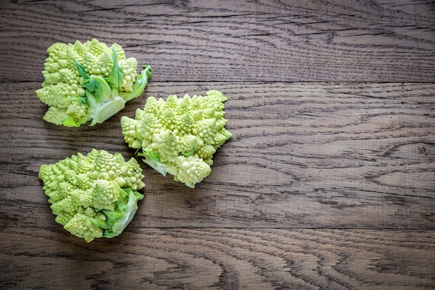 Verse romanesco-broccoli op de houten raad