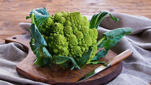 Verse Romanesco-broccoli op de snijplank