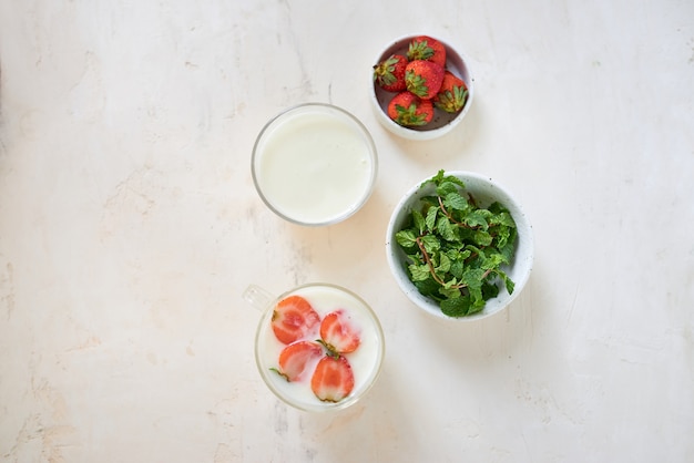 Verse room dessert met rauwe biologische aardbei op wit bord. Yoghurt in Franse stijl