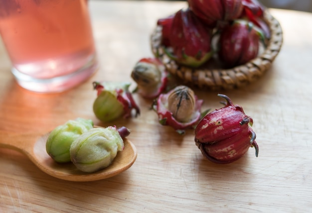 verse roselle drankje op houten tafel