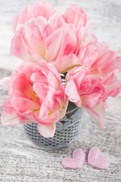 Verse roze tulp bloemen en kaars