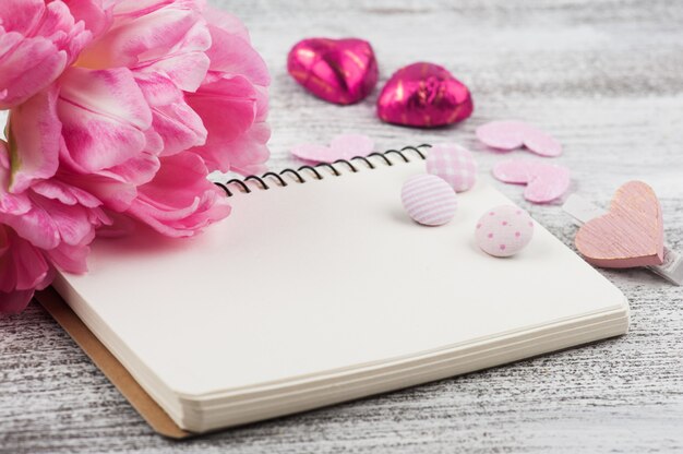 Verse roze tulp bloemen en notebook