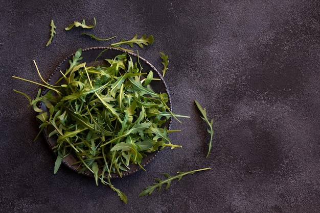 Verse rucola laat een heerlijk en gezond salade-ingrediënt achter