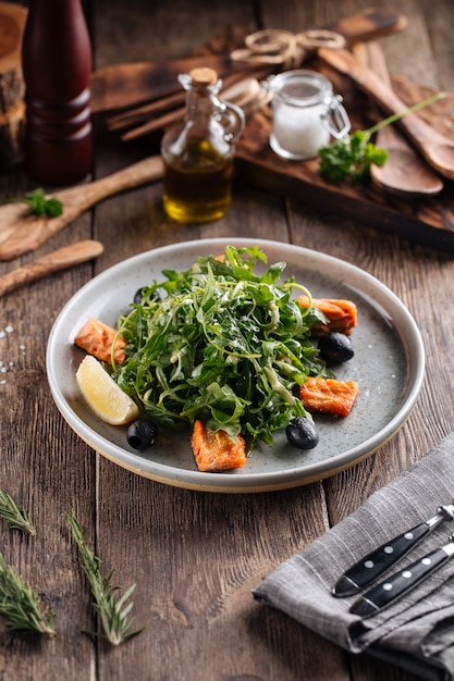 Verse rucola-salade met zalm en olijven