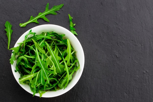 Verse rucola verlaat in een witte kom