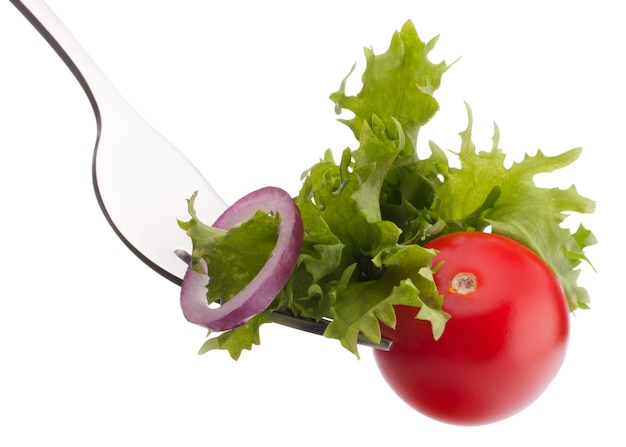 Verse salade en kerstomaat op vork geïsoleerd op witte achtergrond knipsel Gezond eten concept