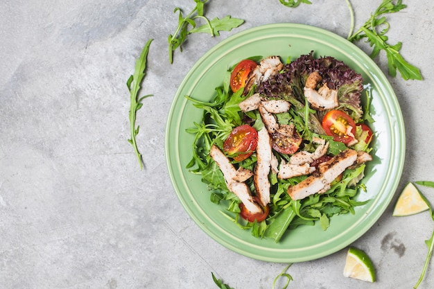 Verse salade met kipfilet, aardappel en tomato. bovenaanzicht