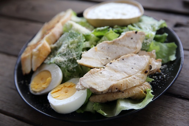 Verse salade met kippenborst op houten achtergrond