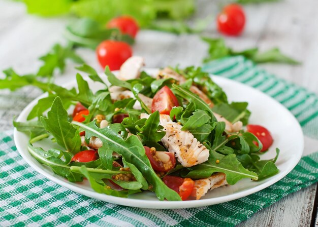 Verse salade met kippenborst, rukkula en tomaten.