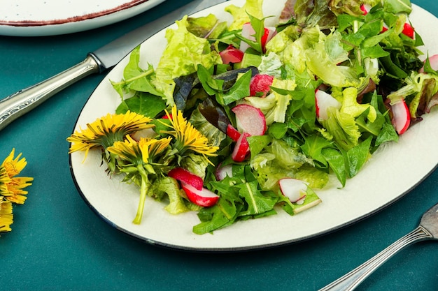 Foto verse salade met paardenbloem veganisme