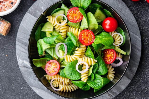 verse salade pasta tomaat komkommer groen blad mix Fusilli maaltijd eten snack op tafel