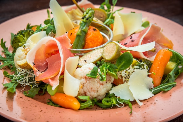 Verse salade van groenten, kaas en ham