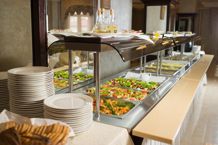 Foto verse salades in ketels op de buffettafel