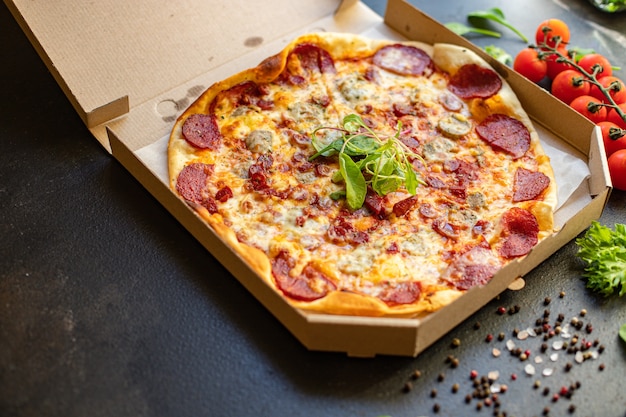 Verse salami pizza met kaas en worstjes