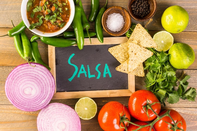 Verse salsa in witte kom met ingrediënten.