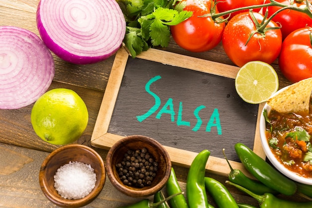 Verse salsa in witte kom met ingrediënten.