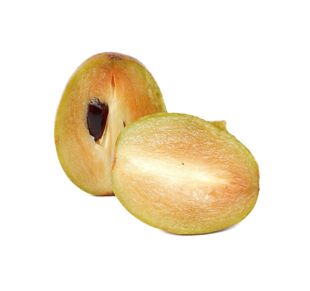 Verse sapodilla-pruim met snit op wit