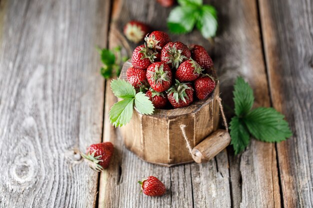 Verse, sappige aardbei op houten tafel.