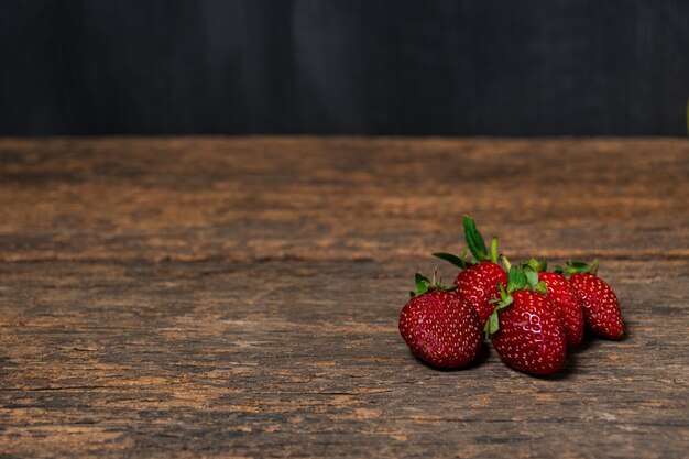 Verse, sappige aardbeien met bladeren op houten tafel Aardbei met whitespac