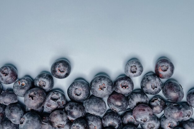 Verse, sappige bosbessen op blauwe achtergrond bosbessen achtergrond gezonde bessen biologisch voedsel