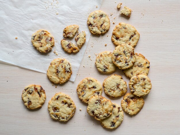 Verse, sappige dadelkoekjes die op een licht houten oppervlak zijn neergelegd