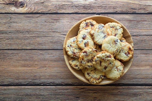 Verse sappige dadelkoekjes in een kom op een bruine houten oppervlakte.