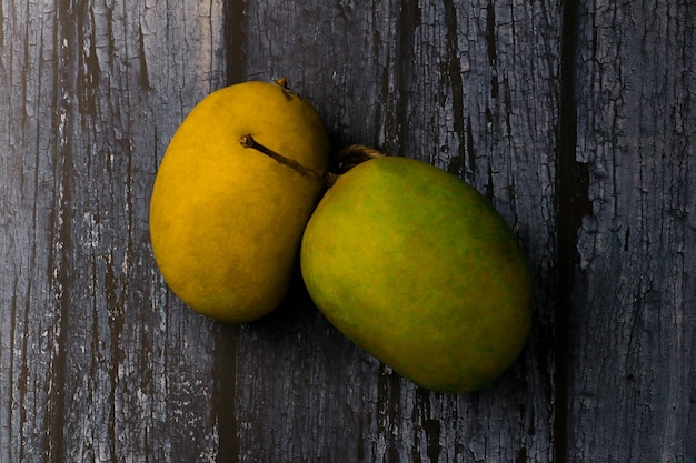 Verse, sappige mango's op hout achtergrond