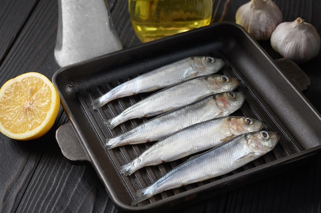 Verse sardines op rustieke houten achtergrond