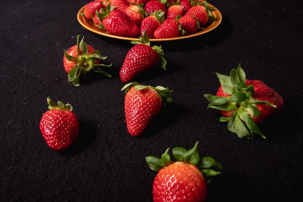 Foto verse seizoensgebonden aardbeien. sappige en zoete aardbeien