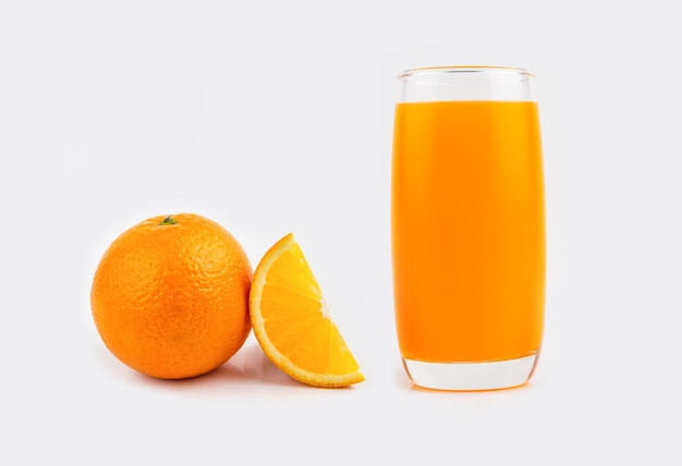 Foto verse sinaasappel en jus d'orange in glas op witte achtergrond