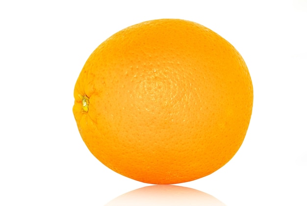 Verse sinaasappel geïsoleerd op wit
