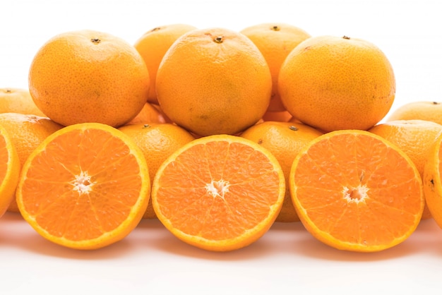 verse sinaasappel op witte achtergrond