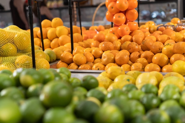 Verse sinaasappelen in de supermarkt Groenten en fruit voor de consument om uit te kiezen